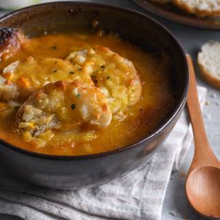 French Onion Soup (Soupe à l'Oignon Gratinée) Recipe