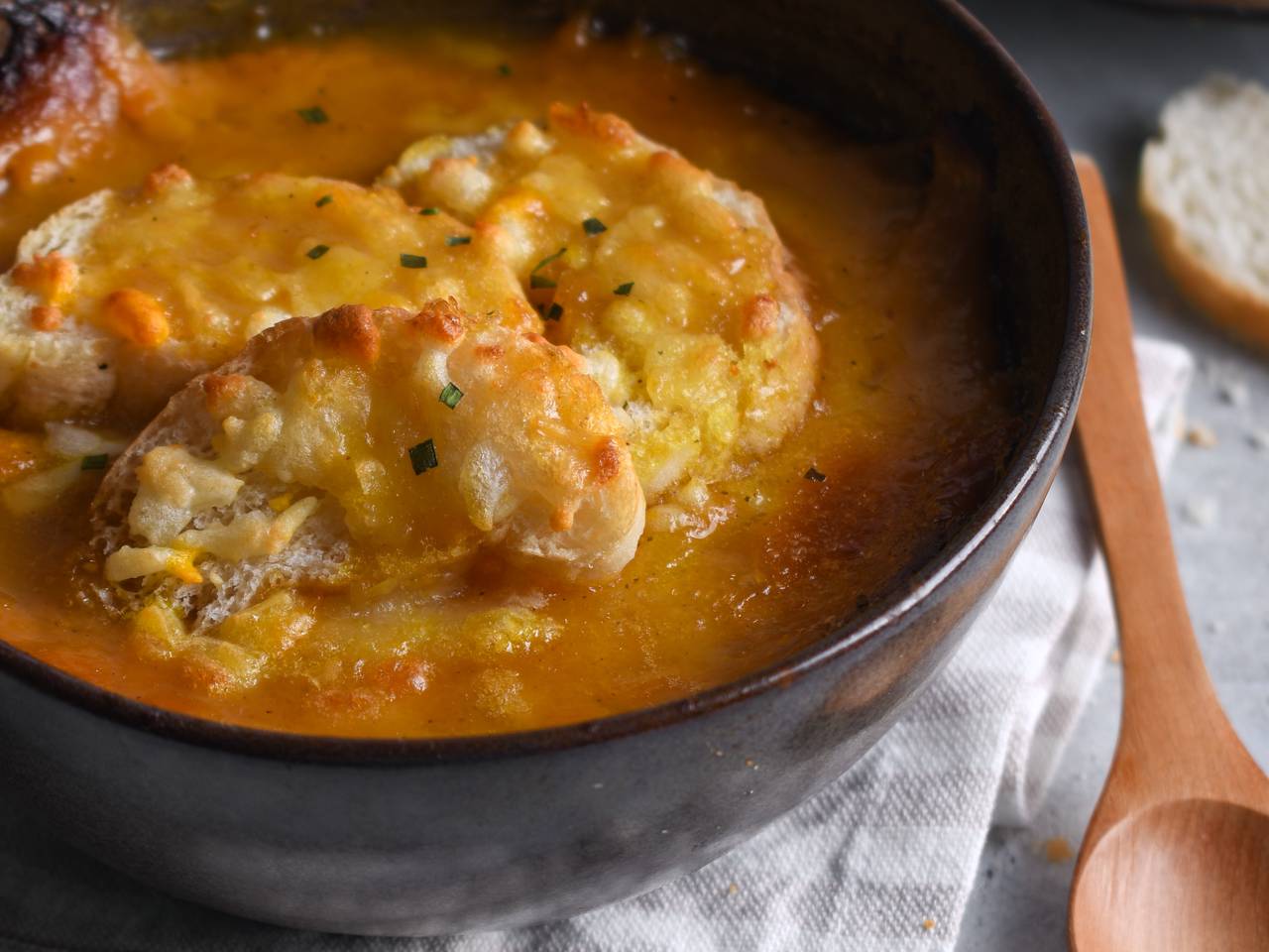 French Onion Soup (Soupe à l'Oignon Gratinée) Recipe