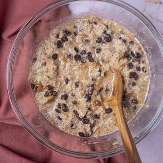 Add raisins to the mixture and let it rest for 15 minutes.