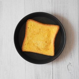 Grease a pan with some butter and put it on low heat. It is very important to use a nonstick pan. Let the pan warm up well, then put the bread inside it and give each side 2 or 3 minutes to cook and turn golden.