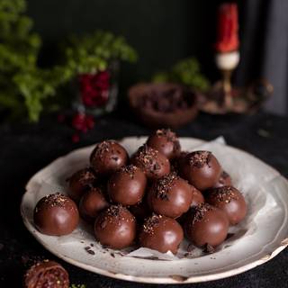 Let the chocolate cool down and become solid. Separate the truffles from the grate and simply enjoy them!