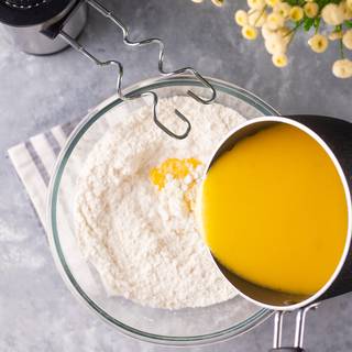 Mix the salt and flour well then add the butter slowly to the flour and whisk. You can also use a mixer at low speed to form the dough.