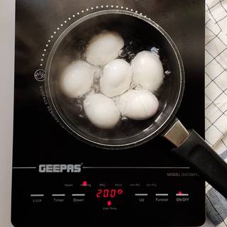 Put the egg with enough water on the heat. The whole eggs are cooked when the water boils until a quarter later.