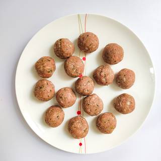 With your hands, shape the meatballs into the size of walnuts.