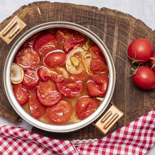 Take everything out of the oven and separate the bay laurel and cook the rest with bouillon and paprika in medium heat on the stove for 10 minutes.