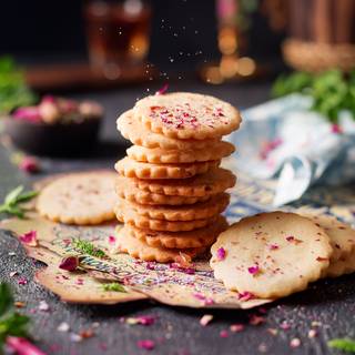 Place the cookies on the oven tray on a piece of parchment paper and let them cook in the preheated oven at 180C for 7 to 8 minutes.