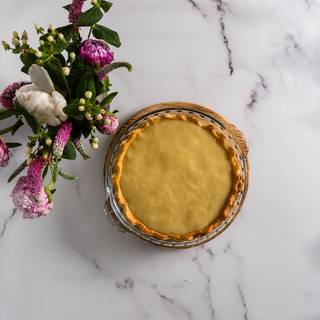 Place the chopped bananas inside the pie crust and pour the cool pudding on them.