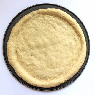 Spread the pizza dough well on a special tray so that the margins are slightly larger in diameter. Follow the tips for spreading the dough that I said in the pizza dough recipe correctly.