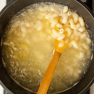 First, put the water on heat and add one tablespoon of oil and salt to it. When the water starts to boil, add your pasta to it to become soft. Meanwhile, you can prepare your Bechamel sauce.