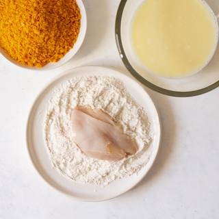 First, roll the chicken fillets well in the flour mixture. Then, top the chicken pieces dipped in the powder, in the mixture of eggs and milk. Finally, roll the fillets completely in toasted flour to completely cover its surface.