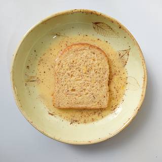 Roll the other side of the toast in the liquid and be careful to do the rolling steps quickly so that the bread does not separate.