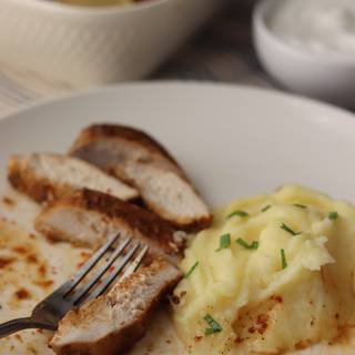 Cut with a non-saw knife. You can eat it with mashed potatoes, bread or rice.