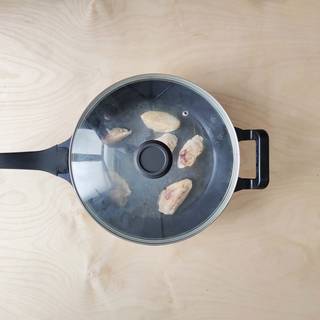 Pour half a glass of water into the pan and let the dumplings cook for 5 minutes with their own steam.