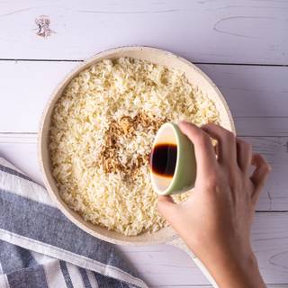 Mix the cooked rice with butter, then add the soy sauce and mix them all together.