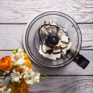 Pour ice cream, the remains of the chocolate sauce, and 50grams of the whipped cream in blender until it gets smooth.