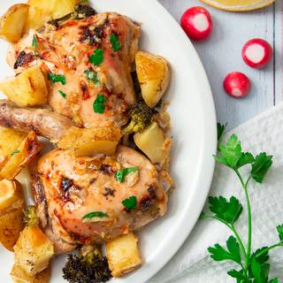 Finally, pulling out the oven sheet with chicken and vegetables, and it's ready to dig in! With every bite of it, you can feel the incredible flavor of lemon juice, garlic, and honey.