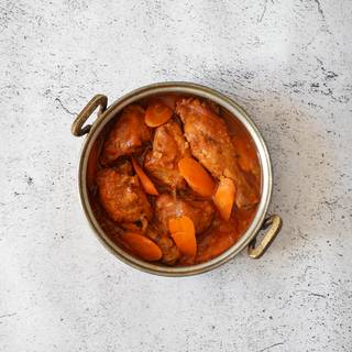 Cut the carrots in circles, add curry sauce and carrots to the chickens and let them cook on low heat for 30 minutes.