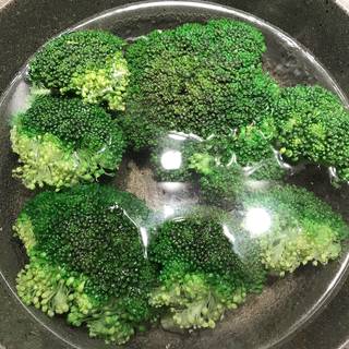 Meanwhile plunge the broccoli in boiling water and let them cook for about 5 minute.