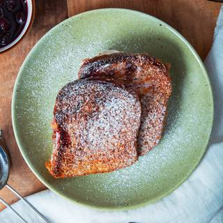 To serve, you can cut specific pieces and enjoy the warmth of the French toast with ice cream and delicious jam, Preferably fresh.
