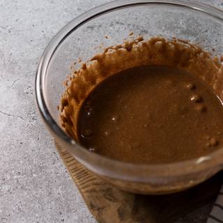 Then add the melted chocolate and butter mixture to the beaten egg and sugar and stir for one minute. I repeat exactly one minute.