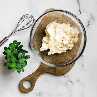 Mix the cream cheese and cream with a hand mixer until they are mixed. Instead of cream cheese, you can also use mascarpone, which I will explain in the tips section.