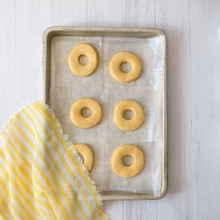 cover the doughnuts with some cotton cloth and let them rest for half an hour.