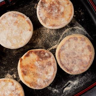 Put a pan on the heat to become hot, then cook the muffins inside it.