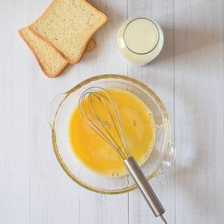 Break the egg in a bowl and beat it until it is smooth, then add vanilla and mix them well.