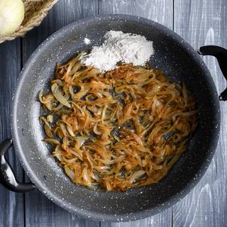 Now take the lid and caramelize the onions for 40 minutes. Stir them every few minutes to avoid burning them. After the onions became totally soft, add the flour.