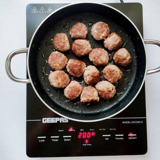 When one side of the meatballs fried well, then it's time to flip. Now they are perfect even without the sauce to eat or you can pour the sauce which I put the recipe in here. This sauce makes them incredibly delicious.