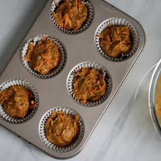 Put the cupcake capsules in the mold and fill about 2/3 of the volume of the capsule with a spoon of the cake batter and put the mold in the preheated oven.