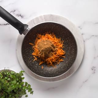 Fry the grated carrots with some cinnamon and nutmeg until the carrots lose their water. After frying, let them cool down at room temperature. 