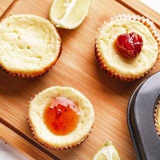 After 15 to 20 minutes your cheesecakes are ready. Let them cool down then remove them from the muffin tin.