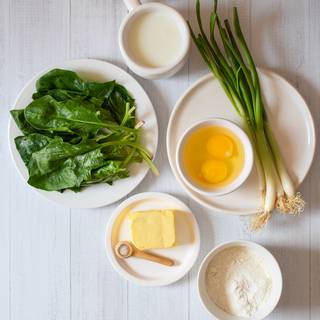 Prepare the ingredients, wash the spinach leaves.