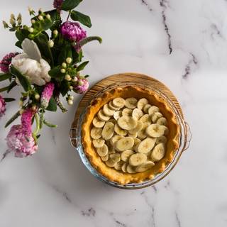 Prepare your pie crust from the recipe linked here in a round mold and shape the edges.