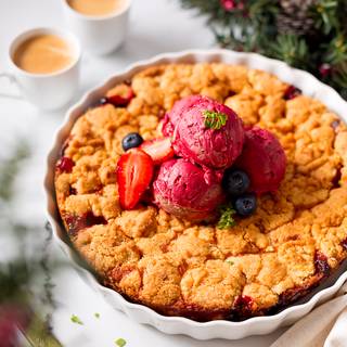 When the top of your crumble is nice and golden and you see tiny bubbles of strawberry juice, your crumble is ready. Let the crumble cool down for 30 minutes then serve it.