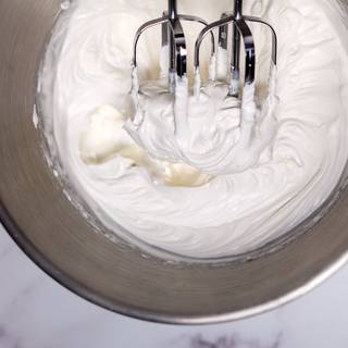 Use the caramel whipped cream for the Paris-Brest filling. Stir 300 grams of your whipped cream with a mixer to form it.