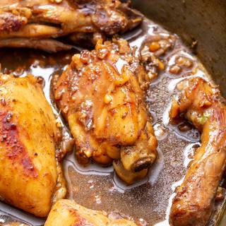 Add honey, water, vinegar, and soy sauce and set the heat to medium, and let the sauce cook better until slightly thickened (about 3-4 minutes).