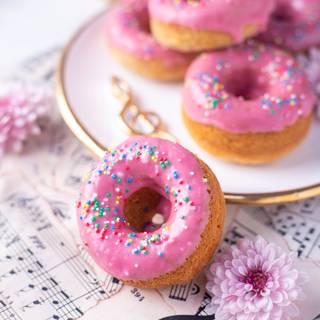 Finally, put the donuts in the refrigerator for about 10 minutes until the chocolate is cool.