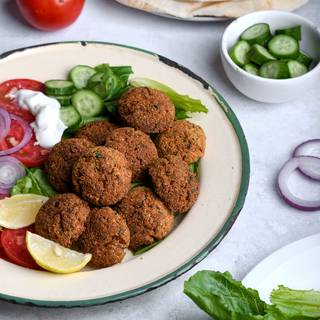 Take the falafels out of the oven after 20 to 25 minutes, let them cool down, then remove them from the tray. Your diet falafel is ready. You can enjoy it with some vegetables in a sandwich.