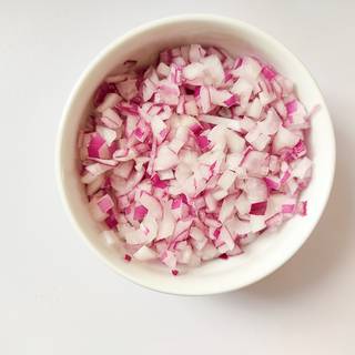 Chop the onions into small pieces.