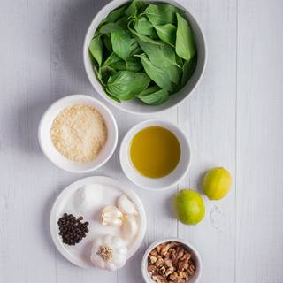 Prepare the ingredients for the pesto sauce. Drain the basil leaves after washing them.