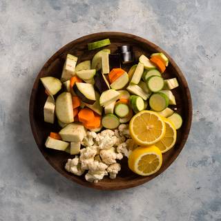 Cut the vegetables into 3 to 4 centimeters pieces.