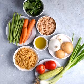 Chop the vegetables. Half-cook the beans if you don't use canned ones. Prepare the pesto sauce from the recipe linked in the ingredients list.