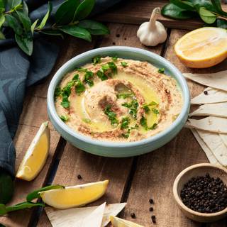 The Best Home-made Hummus With Tahini and Lemon 