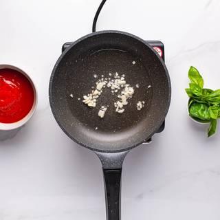 Heat the pan over medium heat and sauté the garlic with olive oil.