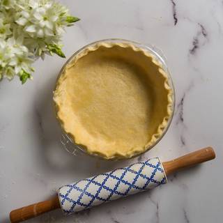 Press the dough to the bottom and the walls of your dish. Be careful not to make the dough thinner or scratch it. Cut the dough with a knife or scissors. The dough should be one centimeter bigger than your dish. Shape the edges with your fingers from the inside by pressing the dough.