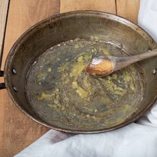 Mix the sugar, butter, and honey in a bowl. Pour in the dish to cover it well.