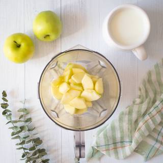 Peel the apples and chop them into small pieces and mix them in a blender.