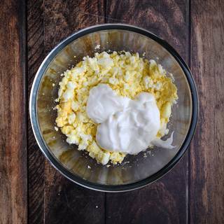 Mix the mayonnaise with the crushed eggs. 
